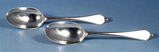A pair of William III silver dognose rat tail table spoons Length 197mm, weight 4.5oz/143grms
